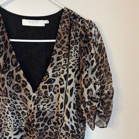 ASTR the label cheetah Animal Print ruched Midi short sleeve womens Dress M EUC - Picture 9 of 13